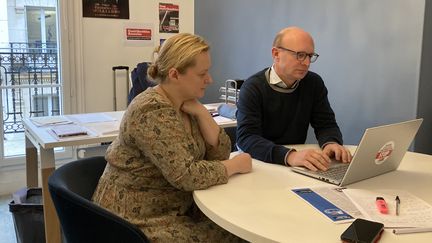 Benoît Perrin, directeur de Contribuables Associés et Pauline Lévêque, chargée des relations avec les membres de l'association, à Paris, le 5 décembre 2024. (MELANIE KUSZELEWICZ / RADIO FRANCE)