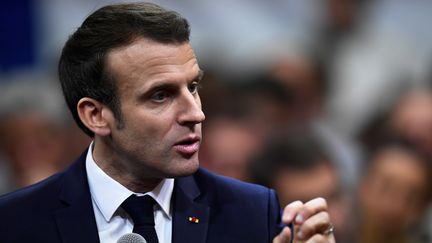 Le président de la République, Emmanuel Macron, lors d'un débat à&nbsp;Greoux-les-Bains (Alpes-de-Haute-Provence), le 7 mars 2019. (CHRISTOPHE SIMON / AFP)