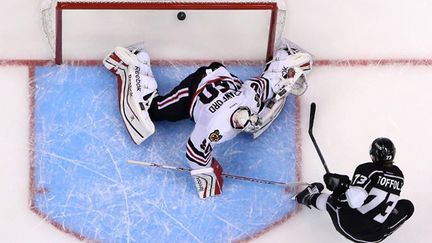 Tyler Toffoli (Los Angeles Kings) bat Corey Crawford (Chicago Blackhawks) (JEFF GROSS / GETTY IMAGES NORTH AMERICA)