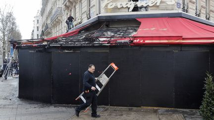 Les terrasses de la brasserie le&nbsp;Fouquet's sont dissimulées derrière des panneaux noirs. (GEOFFROY VAN DER HASSELT / AFP)