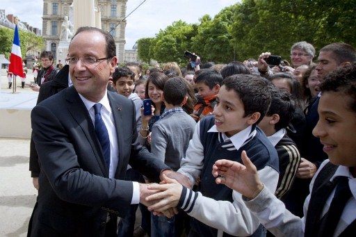 François Hollande avec les enfants aux Tuileries (AP)