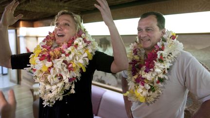 La pr&eacute;sidente du Front national, Marine Le Pen, et son compagnon, Louis Aliot, &agrave; Papeete, &agrave; Tahiti, le 20 mars 2013. (GREGORY BOISSY / AFP)