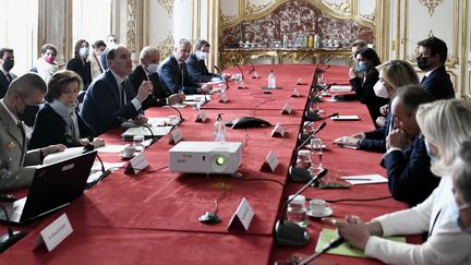 Le Premier ministre Jean Castex et les candidats à la présidentielle à Matignon, le 28 février 2022. (STEPHANE DE SAKUTIN / POOL)