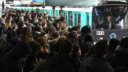 Des utilisateurs du métro parisien, à la gare Saint-Lazare, le 7 janvier 2020, au 34e jour de la grève dans les Transports.&nbsp; (BERTRAND GUAY / AFP)