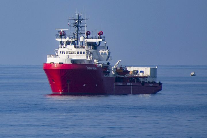 Le navire "Ocean Viking" au large de l'île italienne de Lampedusa, le 16 septembre 2019 (ALESSANDRO SERRANO / AFP)