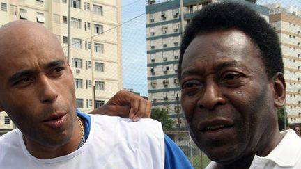 Pelé et son fils, Edson "Edinho" Cholbi  do Nascimento (MAURICIO DE SOUZA / AFP)