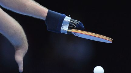 Le Danois Peter Rosenmeier sert pour la m&eacute;daille de bronze lors de l'&eacute;preuve individuelle de tennis de table C6, le 2 septembre 2012. (TOBY MELVILLE / REUTERS)