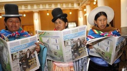 Cholitas lisant le journal... (AIZAR RALDES / AFP)