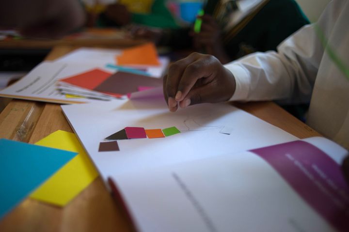 Elèves d'une école de Soweto absorbés par leurs collages à la façon de Matisse.
 (MUJAHID SAFODIEN / AFP)