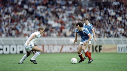 Michel Platini joue son dernier match au Parc des Princes au sein de l'équipe de France face à l'Islande, (2-0), le 29 avril 1987. (JOEL ROBINE / AFP)