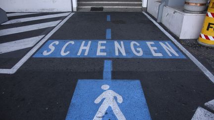 Un marquage au sol signifiant l'entrée dans l'espace de libre-circulation Schengen à l'aéroport Ciampino de Rome (Italie). (NICOLAS ECONOMOU / NURPHOTO)