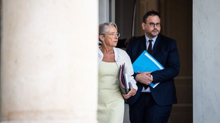 La Première ministre, Elisabeth Borne, et le ministre de la Santé, Aurélien Rousseau, à la sortie d'un Conseil des ministres, le 23 août 2023 à Paris. (XOSE BOUZAS / HANS LUCAS / AFP)