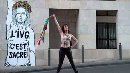 "L'IVG c'est sacré" : action d'un artiste et d'une Femen contre le FN à Marseille
 (BERTRAND LANGLOIS / AFP)