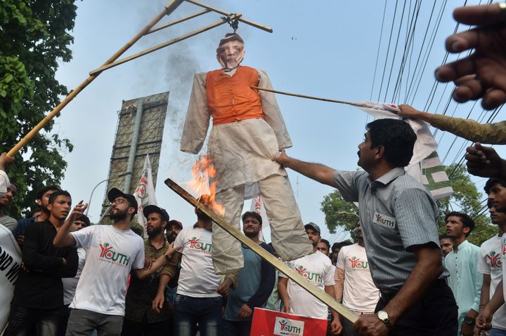 Des manifestants pakistanais brûlent un mannequin à l'effigie du Premier ministre indien Narendra Modi, le 5 août à Lahore, deuxième plus grande ville du Pakistan. (ARIF ALI / AFP)