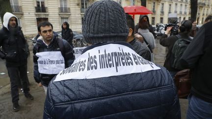 D'anciens interprètes afghans de l'armée française réunis à Paris, le 10 janvier 2017.&nbsp; (PATRICK KOVARIK / AFP)