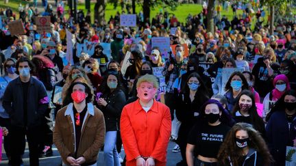 Des manifestants&nbsp;lors de la&nbsp;Marche des femmes à Boston (Etats-Unis), le 17 octobre 2020.&nbsp; (ANIK RAHMAN / NURPHOTO / AFP)