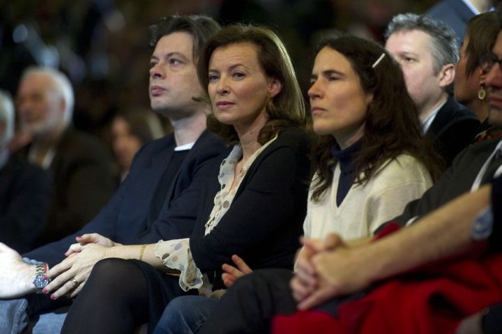 Le chanteur Benjamin Biolay, la journaliste Val&eacute;rie Trierweiler, compagne du candidat, et Mazarine Pingeot, la fille de Fran&ccedil;ois Mitterrand, &eacute;taient aussi pr&eacute;sents au meeting de Fran&ccedil;ois Hollande le dimanche 22 janvier 2012 au Bourget. (FRED DUFOUR / AFP)