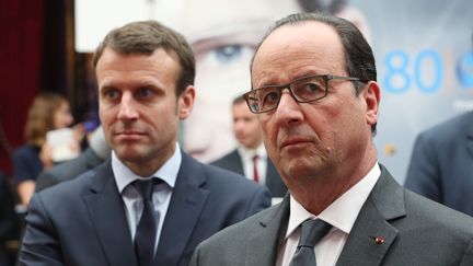 Emmanuel Macron et François Hollande, à l'Elysée, à Paris, le 23 mai 2016. (CHARLES PLATIAU / AFP)