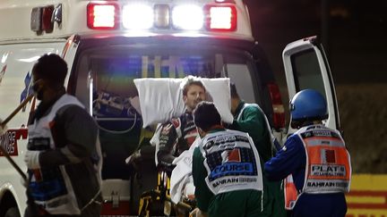 Romain Grosjean pris en charge par les ambulanciers après un spectaculaire accident lors du GP de Bahreïn, dimanche 29 novembre 2020 (HAMAD I MOHAMMED / POOL)