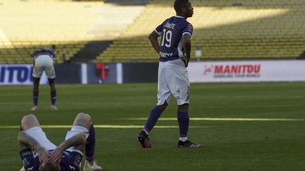 La détresse des Toulousains après leur barrage perdu contre Nantes (1-2, 1-0), le 30 mai 2021. (SEBASTIEN SALOM-GOMIS / AFP)