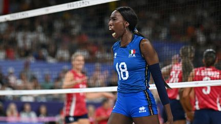 L'Italienne Paola Egonu lors de la finale de volley-ball féminin aux Jeux olympiques de Paris 2024, le 11 août 2024. (PATRICIA DE MELO MOREIRA / AFP)