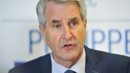 Tête de liste pour les élections régionales en&nbsp;Alsace-Champagne-Ardenne-Lorraine, Philippe Richert donne une conférence de presse le 7 décembre 2015 à Metz. (JEAN-CHRISTOPHE VERHAEGEN / AFP)