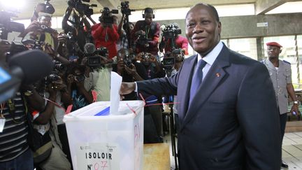 Le pr&eacute;sident ivoirien, Alassane Ouattara, vote &agrave; Cocody (Cote-d'Ivoire) lors des &eacute;lections l&eacute;gislatives du 11 d&eacute;cembre 2011. (LUC GNAGO / AFP)