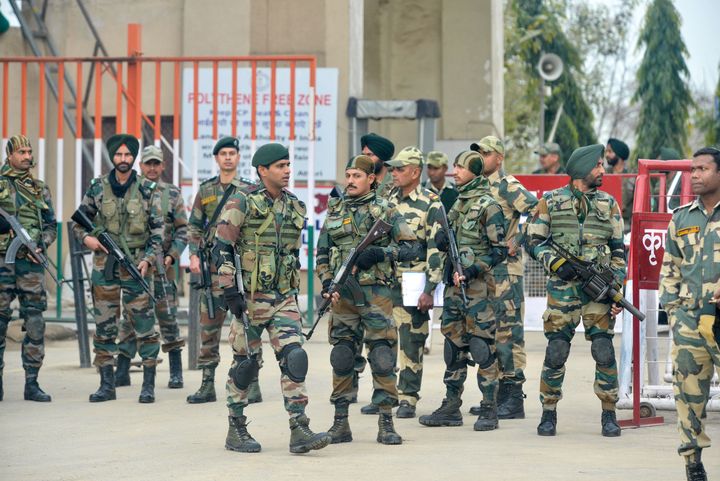 Des militaires indiens à la frontière entre l'Inde et le Pakistan, à Wagah (Inde), le 1er mars 2019. (NARINDER NANU / AFP)