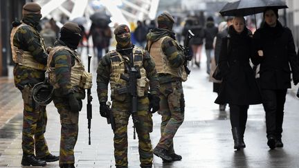 Des militaires belges patrouillant dans Bruxelles (Belgique), le 21 novembre 2015. (JOHN THYS / AFP)