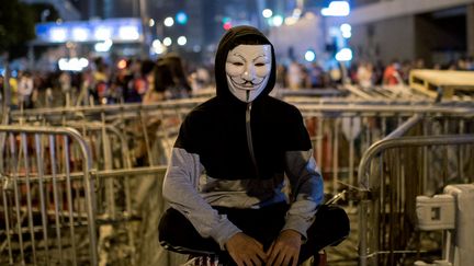 Le mouvement hong kongais reprend quelques symboles classiques de manifestation que l'on retrouve un peu partout dans le monde, comme ce masque de Guy Fawkes. (ALEX OGLE / AFP)