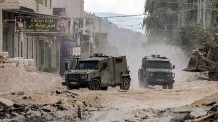 Des véhicules blindés de l'armée israélienne lors d'une opération militaire à Tulkarem, dans le nord de la Cisjordanie occupée, le 29 août 2024. (JAAFAR ASHTIYEH / AFP)