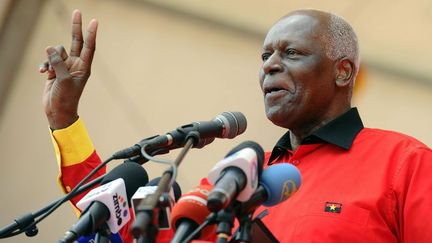 Angola : José Eduardo Dos Santos, 73 ans et…36 ans de règne dans cette ancienne colonie portugaise. Investi chef de l’Etat en 1979, il a renforcé son pouvoir au fil des ans et continue de durcir la répression contre l’opposition. Il contrôle aujourd’hui l’ensemble des institutions du pays. Il promet de «quitter la vie politique en 2018 ».  (AFP/ Stephane de Sakutin )