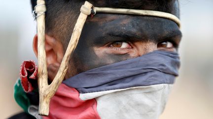 Un manifestant palestinien et son lance-pierres, à Gaza, le 14 mai 2018. (MOHAMMED SALEM / REUTERS)