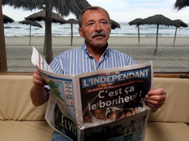 Jacques Brunel, alors coach de Perpignan, tient entre ses mains le journal du titre de champion de France, le 8 juin 2009. (PHILIPPE ROUAH / MAXPPP TEAMSHOOT)