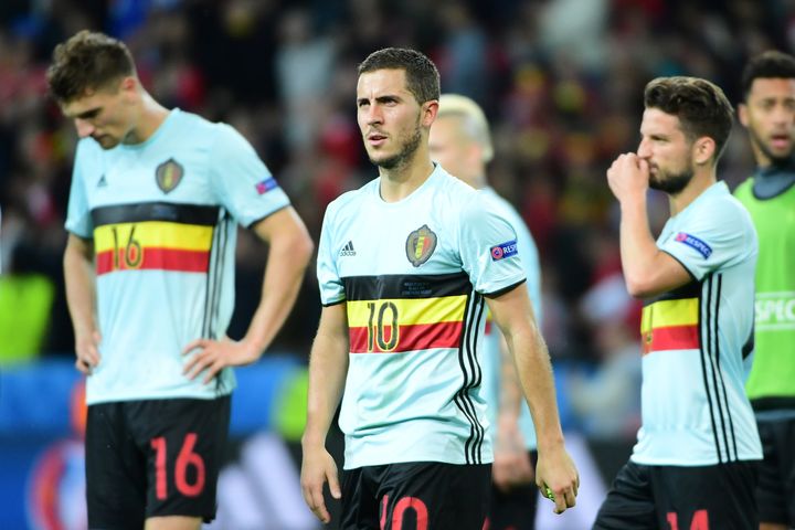 En 2016, Eden Hazard (au centre) et les Belges avaient été éliminés en quart de finale de l'Euro par le pays de Galles (3-1). (EMMANUEL DUNAND / AFP)