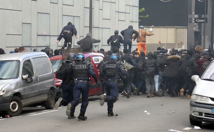 Des CRS chargent des manifestants, le 1er mai 2018 à Paris. (ZAKARIA / ANADOLU AGENCY)