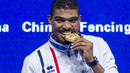 Yannick Borel, épéiste français, célèbre son titre mondial, aux championnats du monde d'escrime, à Wuxi, en Chine, le 23 juillet 2018. (MAXPPP)