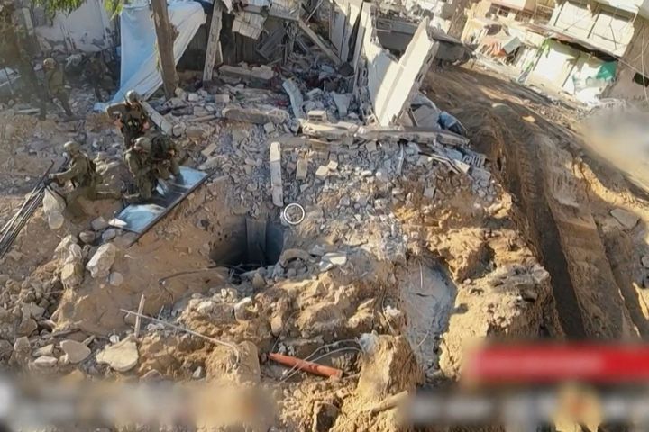 Une image diffusée le 17 novembre 2023 par l'armée israélienne, montrant ce qu'elle affirme être l'entrée d'un tunnel du Hamas sous l'hôpital al-Chifa, dans la bande de Gaza. (ARMEE ISRAELIENNE / AFP)