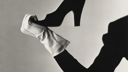 Pour Vogue, Alexander Liberman le prépare à la photographie de mode. "Alex me trouvait un peu sauvageon", explique Irving Penn. Le voilà prié de s’acheter une veste de smoking et d’assister aux collections, les présentations très attendues des couturiers parisiens. Mais la foule des photographes et des rédacteurs fébriles le perturbe. Il préfère travailler au calme et, si possible, dans un studio en éclairage naturel. Pour les collections de 1950, on lui trouve donc un atelier à Paris, ainsi qu’un rideau de théâtre en guise de fond neutre. Dans un bâtiment ancien sans eau courante ni électricité, un escalier branlant mène à l’étage supérieur orienté plein nord. Irving Penn est enchanté par ce studio spartiate et sa lumière nacrée.
 (The Metropolitan Museum of Art, New York, Promised Gift of The Irving Penn Foundation © Condé Nast)