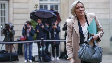 Marine Le Pen arrivant pour une rencontre avec le Premier ministre français à l'hôtel Matignon à Paris le 25 novembre 2024. (ANNE-CHRISTINE POUJOULAT / AFP)