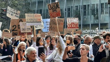 Des milliers de sages-femmes ont manifesté à Paris le 7 octobre 2021 pour protester contre le manque d'effectif dans leur profession. (BENJAMIN MATHIEU / RADIO FRANCE)