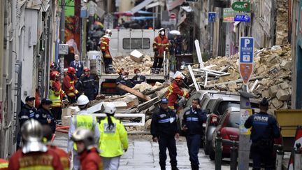 Des pompiers évacuent des gravas à la suite de l'effondrement de deux immeubles à Marseille (Bouches-du-Rhône), le 5 novembre 2018. (GERARD JULIEN / AFP)