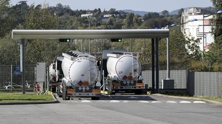 Des camions citernes entrent dans le dépôt de Feyzin, le 17 octobre 2022.&nbsp; (MAXIME JEGAT / MAXPPP)