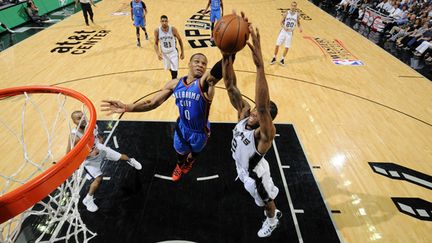 Kawhi Leonard (San Antonio Spurs) devance Russell Westbrook (Oklahoma City Thunder) (D. CLARKE EVANS / NBAE / GETTY IMAGES)