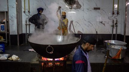 Le sikhisme est une religion monothéiste apparue au XVIe siècle dans le nord-ouest de l'Inde. Après la partition des Indes britanniques en 1947, la majorité des sikhs vivant dans le nouveau Pakistan musulman sont rentrés en Inde, mais d'autres sont restés au pays des purs, la signification du mot Pakistan en langue ourdoue. La diaspora compte près de deux millions de fidèles, répartis en Amérique du Nord (environ 1 million), au Royaume-Uni (environ 500.000) et en France (environ 10.000). La religion renonce aux jeux de hasard et à la consommation de viande, d'alcool et de tabac afin de parvenir à la «mukti», c'est-à-dire la «libération».  (Rebecca CONWAY / AFP)