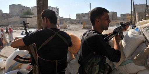 Rebelles syriens à un checkpoint à Alep (nord), le 24 juillet 2012 (AFP - BULENT KILIC)