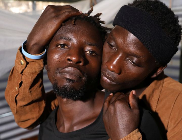 Les réfugiés ougandais Kimuli Brian et Dennis Wasswa, membres de la communauté LGBT), dans le camp de Kakuma, le 22 février 2020. (GORAN TOMASEVIC / X90012)