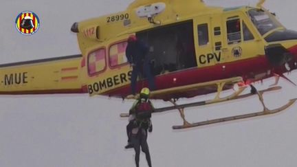 Plusieurs corps ont été retrouvés dans la nuit du mardi 29 au mercredi 30 octobre en Espagne, après des pluies torrentielles qui ont provoqué des inondations. (France 2)