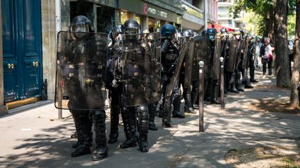 Des forces de maintien de l'ordre lors d'une manifestation de "gilets jaunes" à Paris le 12 septembre 2020.&nbsp; (GABRIELLE CEZARD / HANS LUCAS / AFP)