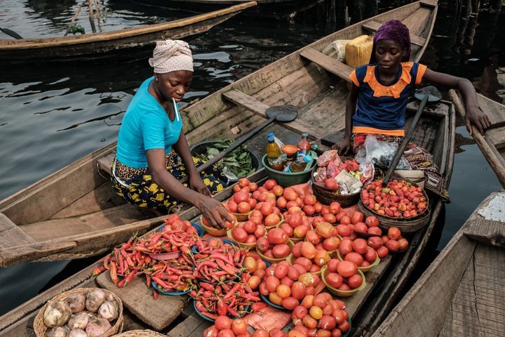 Vente de tomates sur la lagune de Lagos, au Nigeria. La tomate est une des cultures&nbsp;souffrant&nbsp;de la prolifération d'insectes allogènes. (YASUYOSHI CHIBA / AFP)